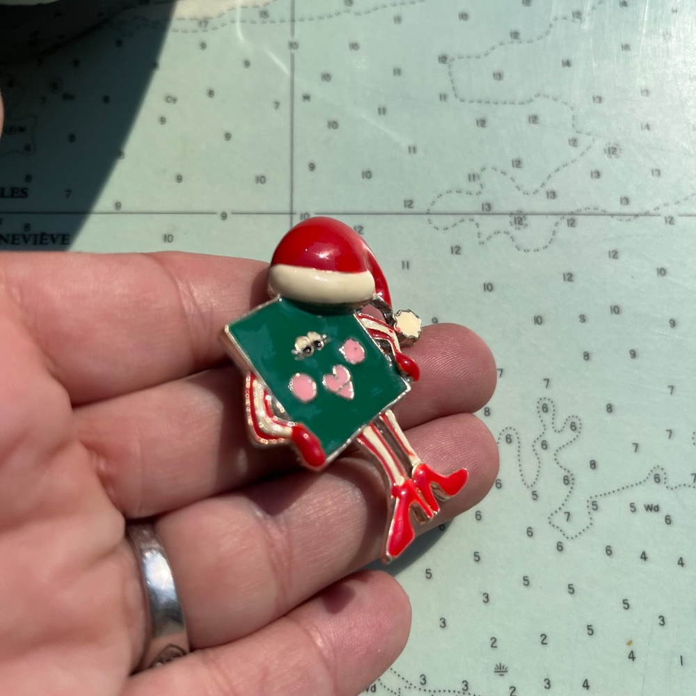 Vintage 90s Anthropomorphic Christmas Gift / Holiday Pin / Brooch - Picture 2 of 4